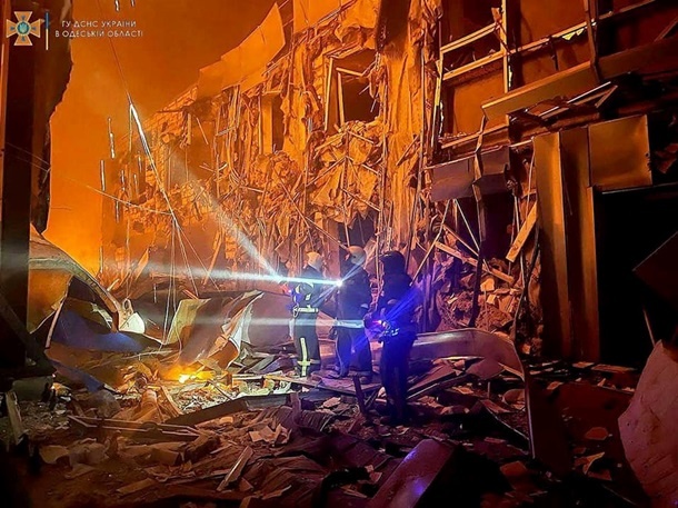 В Одессе потушили пожары после ракетного обстрела 9 мая