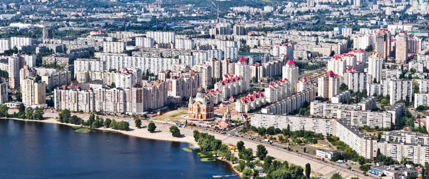 Сделок нет, но цены не падают: кто сейчас покупает жилье в Украине