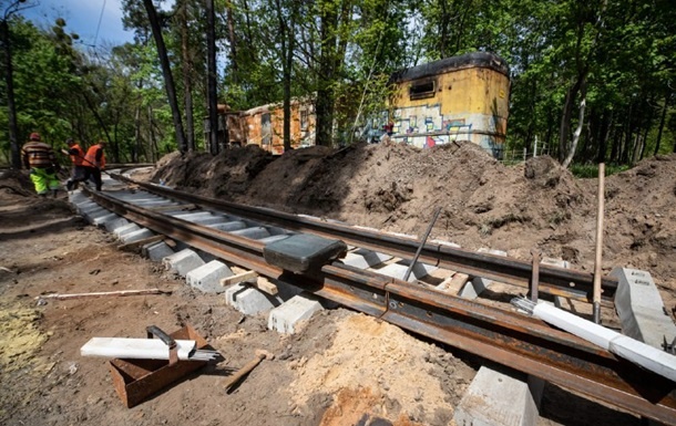 В Пуще-Водице начались работы по восстановлению трамвайной колеи