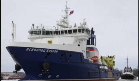 Российский корабль горит в Черном море: его пытаются буксировать в Крым