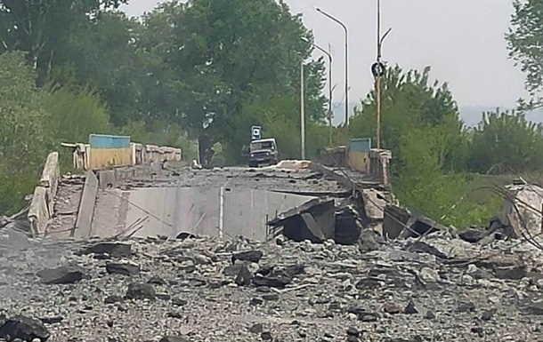 Обстрелы Луганщины: разрушены почти 60 домов и мост