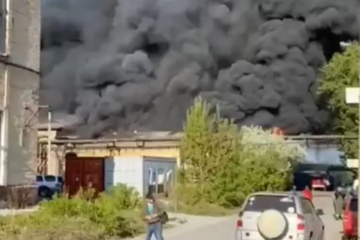 Под Новосибирском загорелся химзавод, местные жители задыхаются от черного дыма