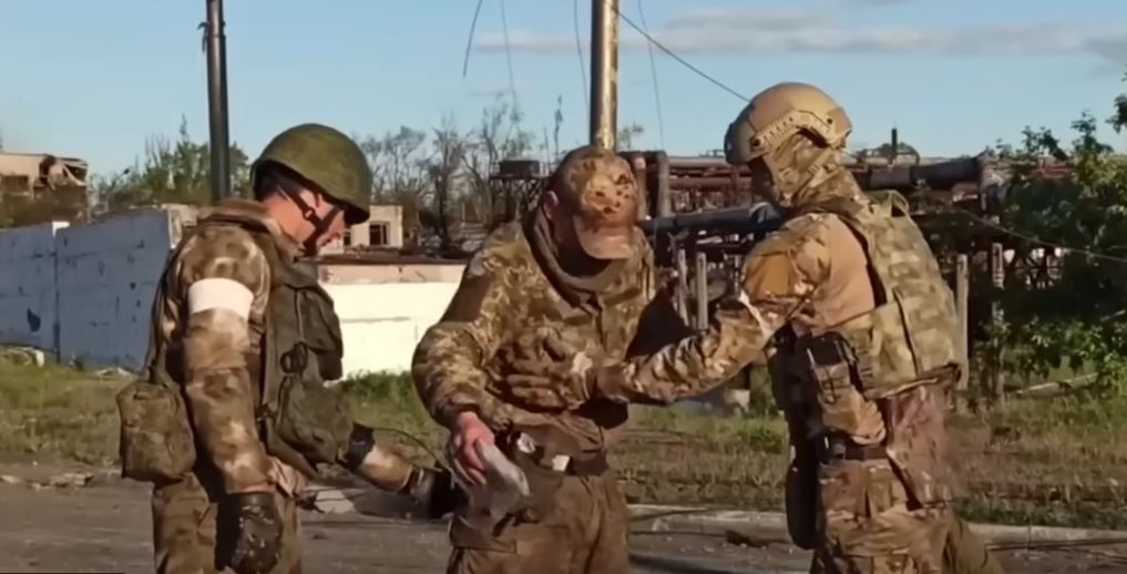 Украинских защитников с "Азовстали" допросят: что стоит за угрозой России