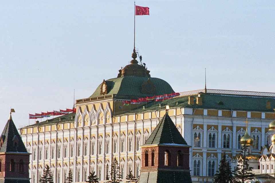 В Госдуме предложили сделать флаг СССР государственным флагом России