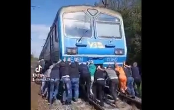 Пассажирам пришлось 50 метров толкать электричку Киев-Нежин