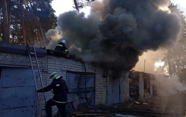 На Харьковщине из-за вражеского обстрела загорелись гаражи