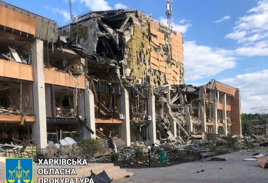 Огромное здание - в щепки: оккупанты ударили ракетой по Дому культуры на Харьковщине