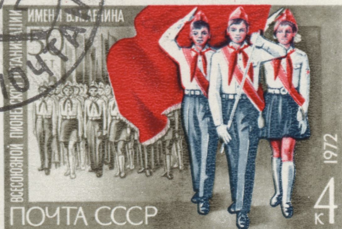 На Красной площади в Москве тысячи детей приняли в пионеры