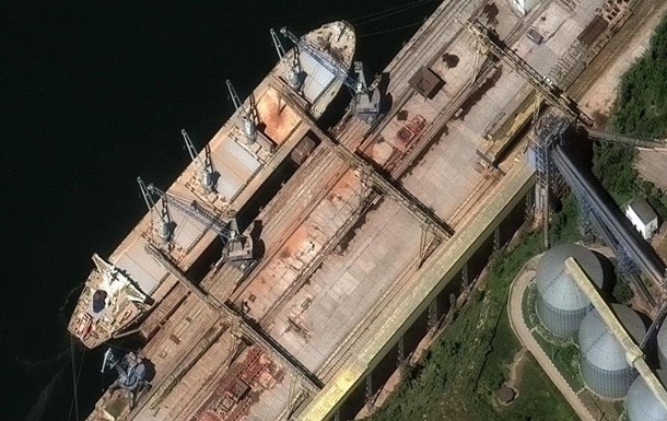 Спутник зафиксировал корабли РФ с украденным украинским зерном в порту Севастополя