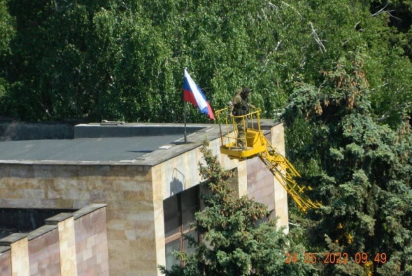 Российские войска захватили Светлодарск Донецкой области и вывесили свой флаг