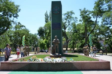 В Херсоне демонтировали памятник украинским пограничникам
