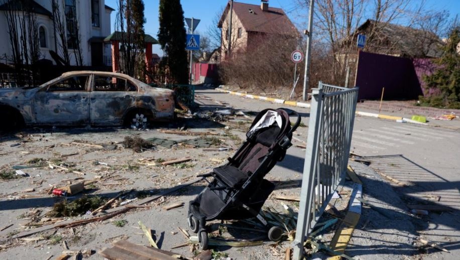 Обстрел Харькова: взрывом ребенка вырвало из рук отца и забросило на крышу