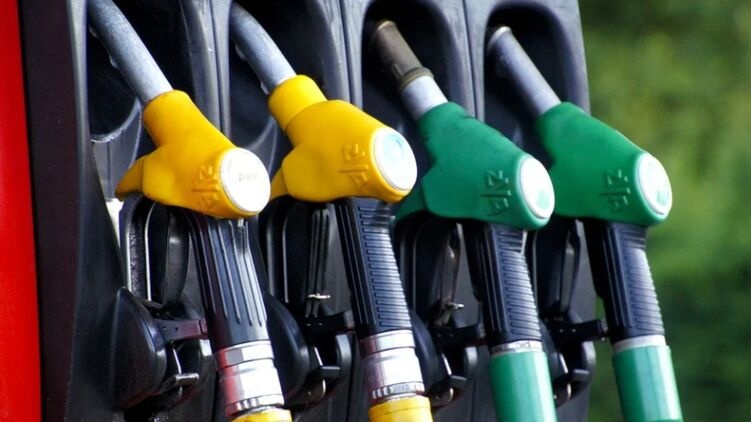 Заправиться дешевым топливом не получится: в Венгрии назвали новую цену на бензин для "туристов" из-за рубежа