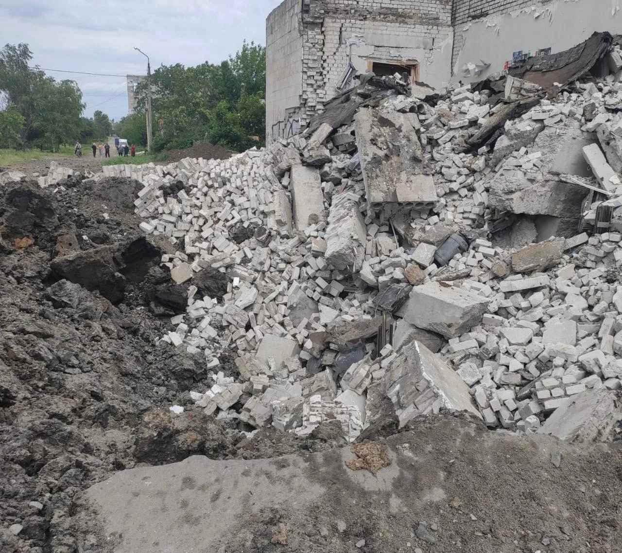 Раньше там прятались мирные жители: вражеские войска нанесли удар по кинотеатру в Лисичанске