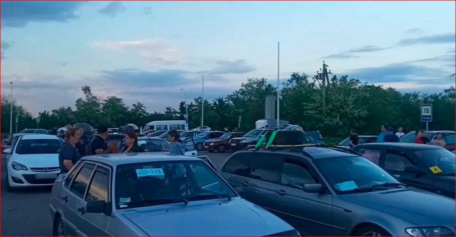 Очередь из 400 машин: оккупанты несколько суток не пускают людей в Запорожье