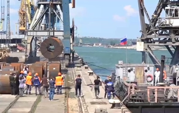 Оккупанты приступили к "национализации" кораблей в порту Мариуполя