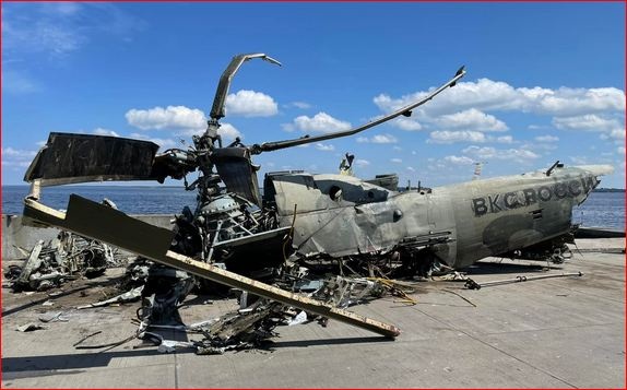 Экипаж съели рыбы: из Киевского водохранилища подняли сбитый вертолет оккупантов