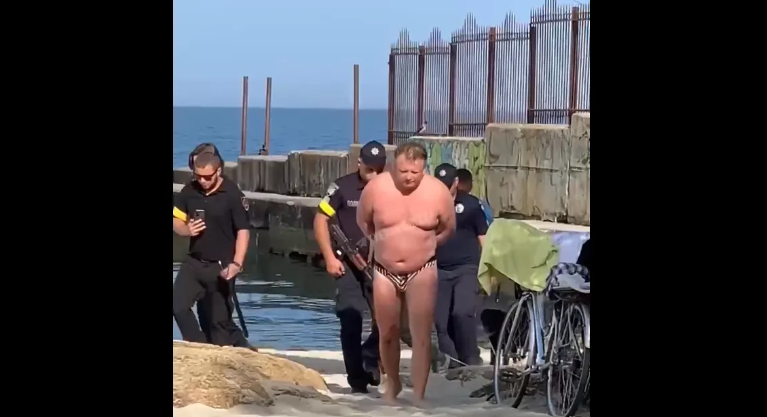 В Одессе полиция устроила облаву на мужчину, который купался в море