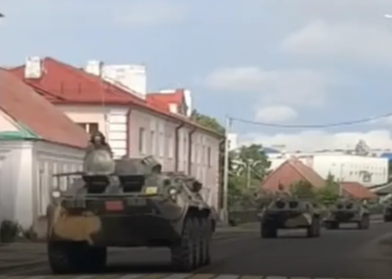 Новую колонну белорусской военной техники засекли около украинской границы