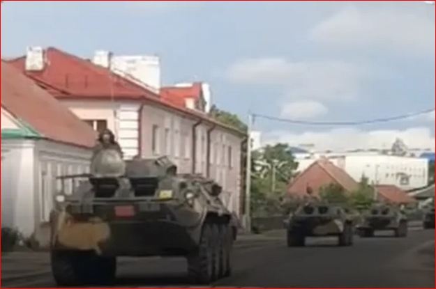 Колонна беларусской военной техники патрулирует вдоль украинской границы