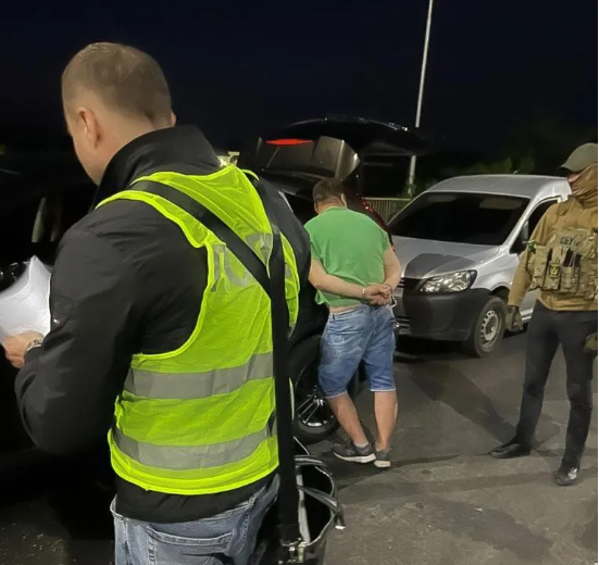 В Киеве задержали группу, которая переправляла мужчин призывного возраста через границу