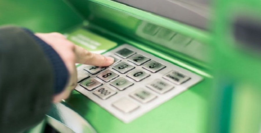 Списывают с карт деньги, но не выдают наличку: украинцы жалуются на банкоматы Приватбанка