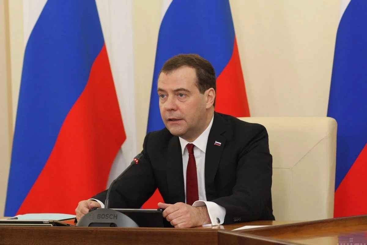 Б. Яременко: С чем связана очередная истерика Медведева