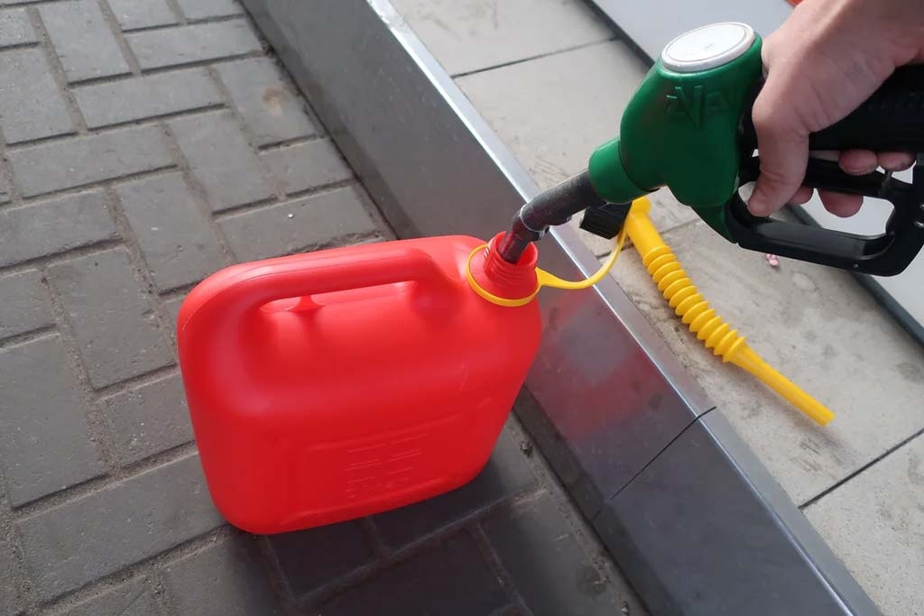Дефицит топлива: водителям отказывают в продаже бензина в пластиковые канистры