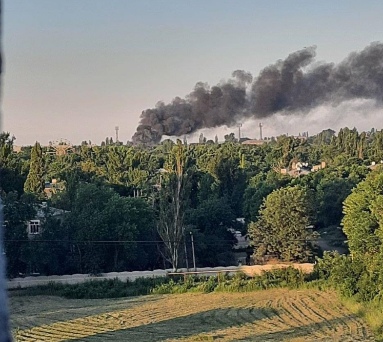 В Луганской области взорвалась база "вагнеровцев", дым виден за километры