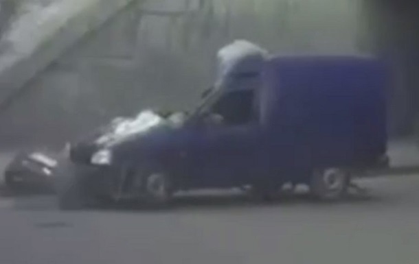 В Херсоне российские военные на грузовике раздавили гражданский легковой автомобиль