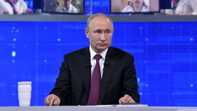 Путин отложил проведение прямой линии с россиянами: эксперт заметил тревожный сигнал