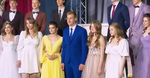 Лукашенко-младший с подругой пришли на выпускной в желто-синих нарядах