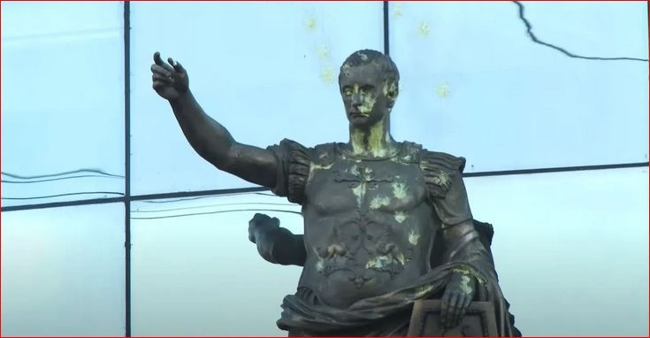 В Санкт-Петербурге "расстреляли" статую Путина в образе римского императора