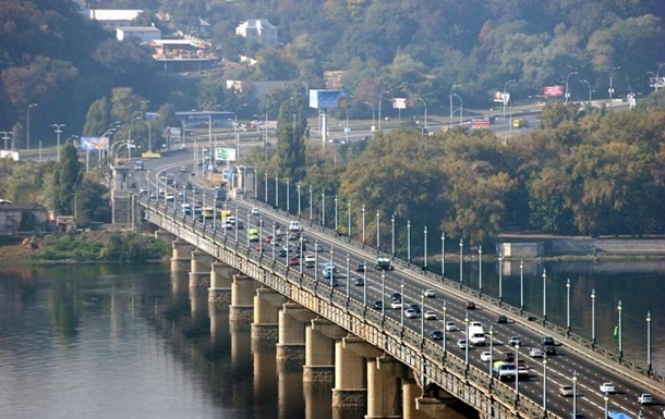 Кличко сообщил о возобновлении движения автотранспорта двумя столичными мостами