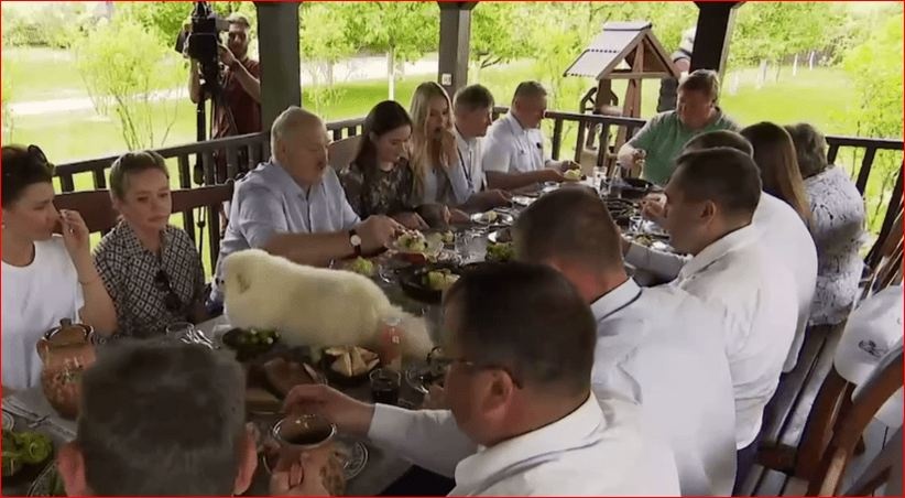 Лукашенко во время обеда с губернаторами пустил на стол собаку