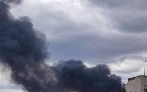 Ракетный удар по Николаеву: над городом поднимается огромный столб черного дыма