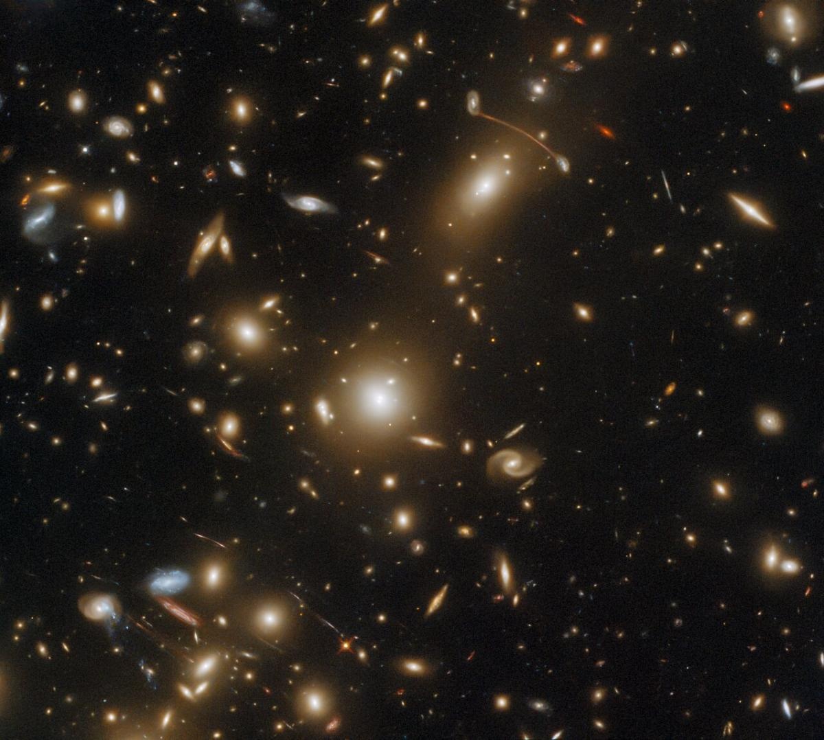 Астрономы показали скопление галактик, искажающее пространство-время