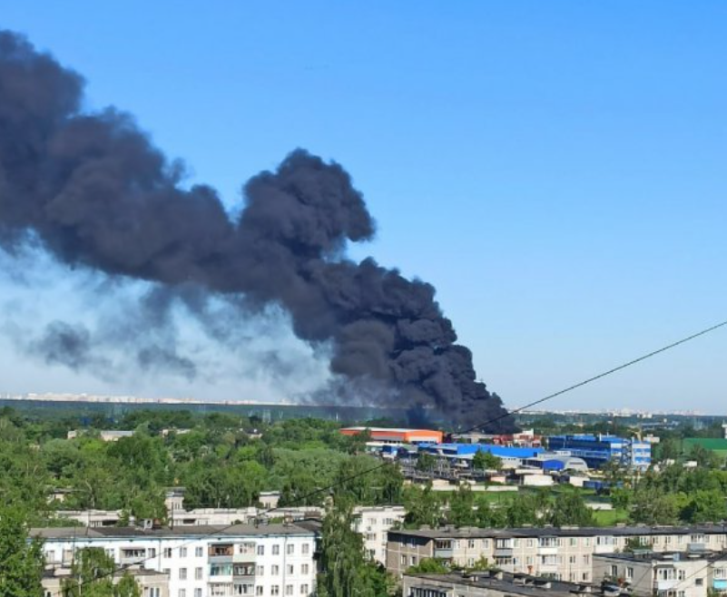 Горить, палає: у Московській області масштабна пожежа