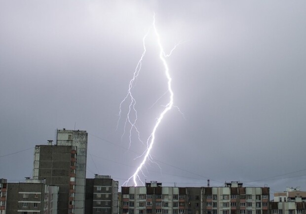 В Украине ожидается опасная погода: синоптики предупреждают про град, шквалы та грози