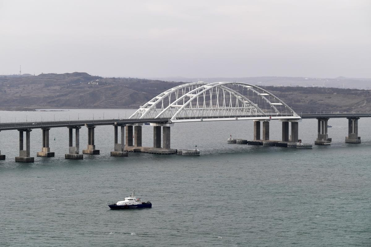 Военный эксперт назвал оружие, которым можно ударить по Крымскому мосту