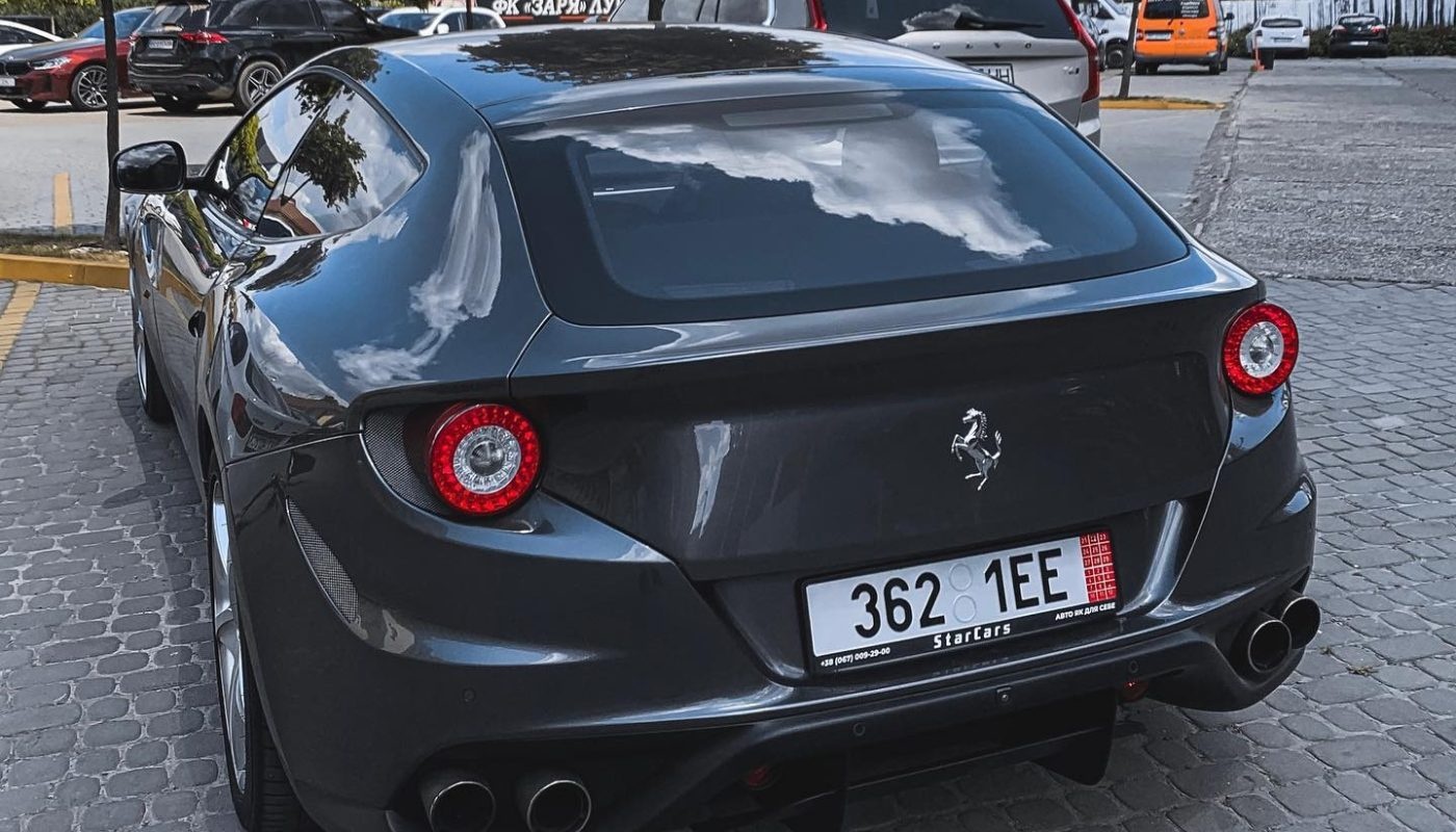 "Нулевая" растаможка в действии: во Львове заметили роскошный суперкар Ferrari FF