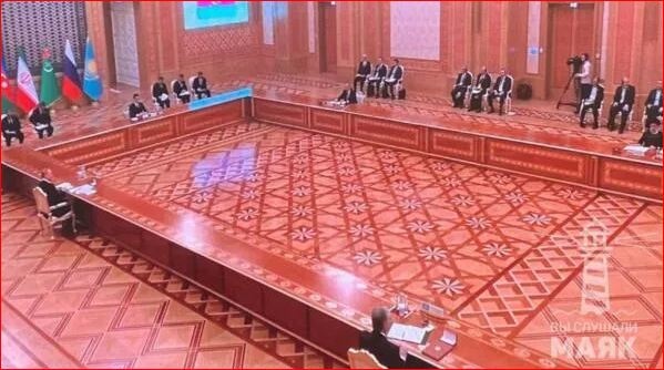 Новый эталон маразма: Путина на саммите усадили за гигантский стол