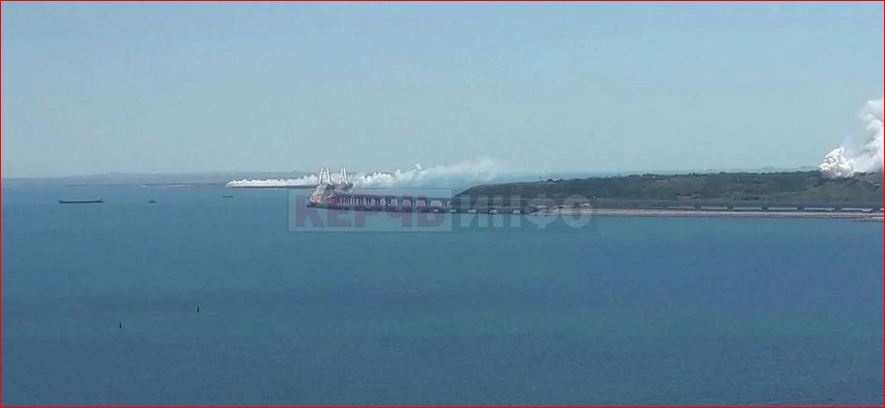 клубы дыма над Крымским мостом