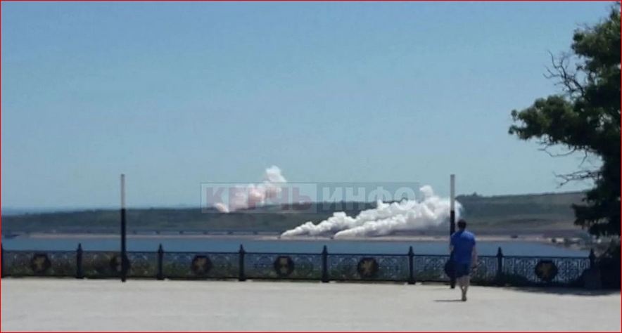 клубы дыма над Крымским мостом