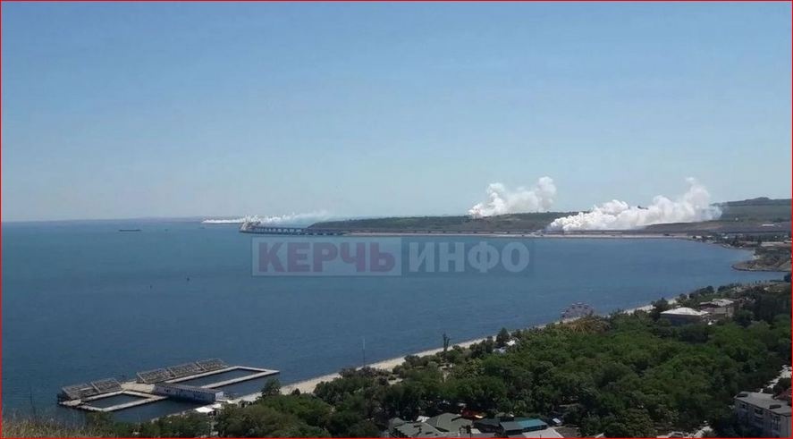 Над Крымским мостом поднялись клубы дыма