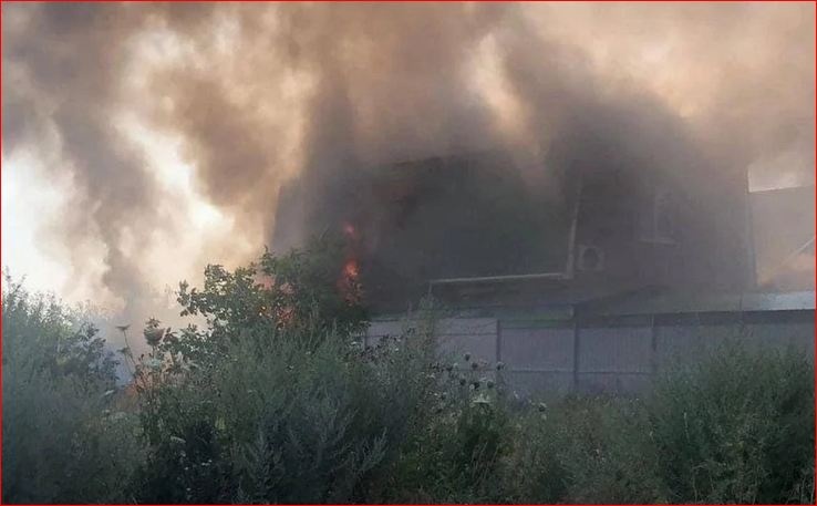 В российском Таганроге беспилотник со звездами спалил дом