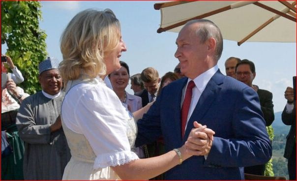 Из Австрии бежала экс-министр, которая танцевала с Путиным