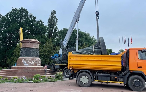 В Киевской области снесли монумент, установленный к 300-летию "воссоединения" Украины с Россией