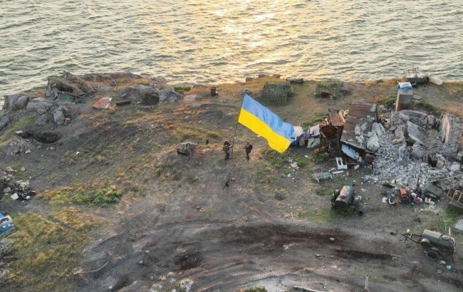 На острове Змеиный установили флаг Украины