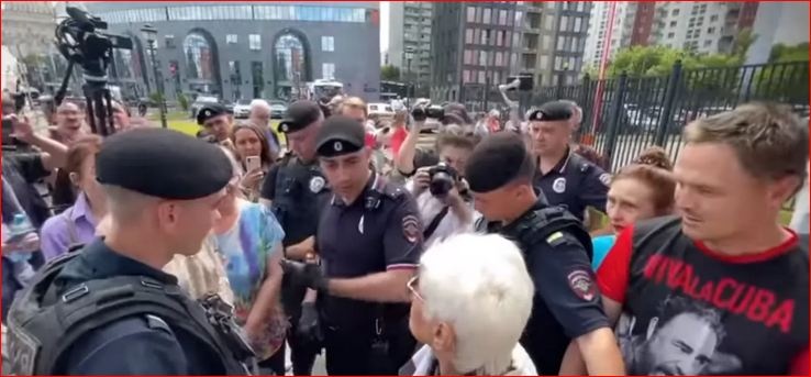 Шесть полицейских арестовывали бабулю за сумку с надписью "Нет войне"